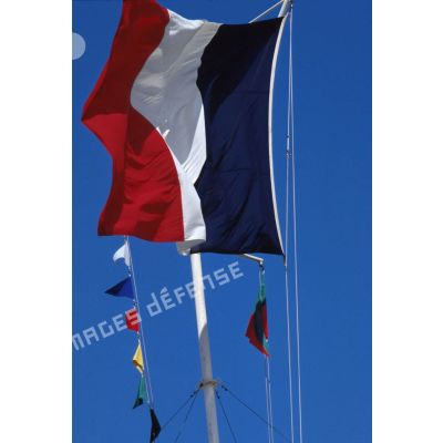 Le drapeau français flotte au vent sur le mat des couleurs de la caserne du 2e REI (régiment étranger d'infanterie) à Nîmes.