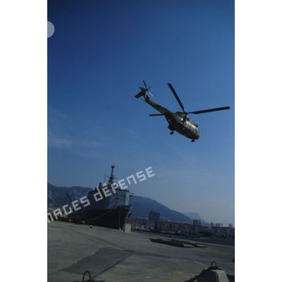 Un hélicoptère de combat Gazelle du 3e RHC (régiment d'hélicoptères de combat) décolle d'un quai du port de Toulon.