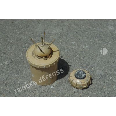 Gros plan sur deux types de mines antipersonnel de fabrication italienne trouvées sur les plages de Koweit City lors des opérations de déminage par le 6e REG (régiment étranger du génie).