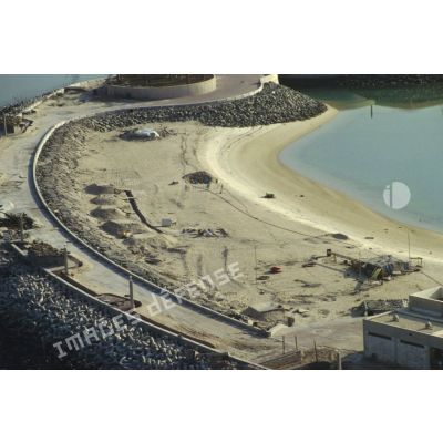 Vue aérienne de la plage et d'une jetée de Koweit City.