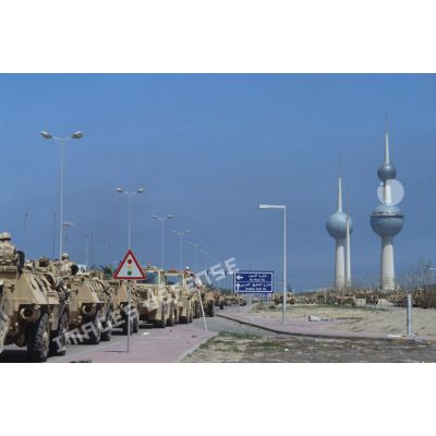Arrivée de VAB et de véhicules du génie sur l'Arabian Gulf street avant la cérémonie d'inauguration des plages déminées par les militaires français à Koweit City.