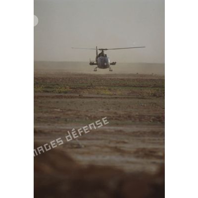 Un hélicoptère de combat Gazelle Hot se pose dans le désert.