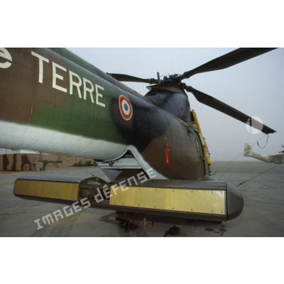 Radar replié d'un hélicoptère de transport Puma Orchidée (observatoire radar cohérent héliporté d'investigation des éléments ennemis) au sol.