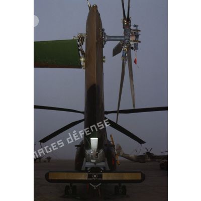 Rotor arrière et radar replié d'un hélicoptère de transport Puma Orchidée (observatoire radar cohérent héliporté d'investigation des éléments ennemis) au sol.