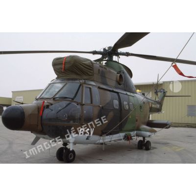 Un hélicoptère de transport Puma Orchidée (observatoire radar cohérent héliporté d'investigation des éléments ennemis) au sol.