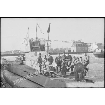 Dans un port d'Allemagne, l'équipage d'un sous-marin allemand de type VII-A se repose.