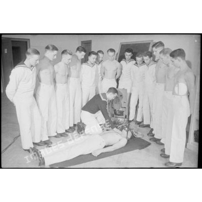 Instruction sur le massage cardiaque et la réanimation pour des marins élèves au sein d'une école navale de la marine allemande.