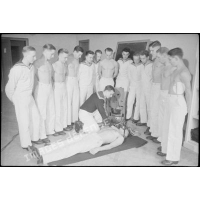 Instruction sur le massage cardiaque et la réanimation pour des marins élèves au sein d'une école navale de la marine allemande.