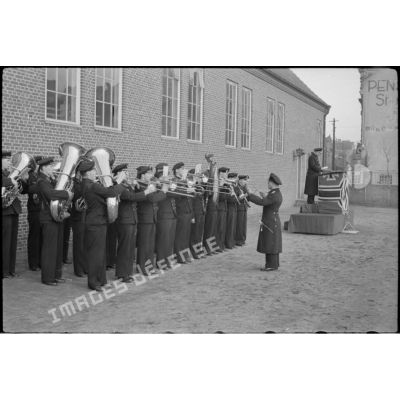 Un détachement de la musique de la Kriegsmarine rythme une messe dirigée par un aumonier militaire de la marine allemande.