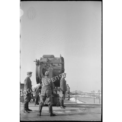 Les artilleurs de la marine allemande aux commandes d'un projecteur.