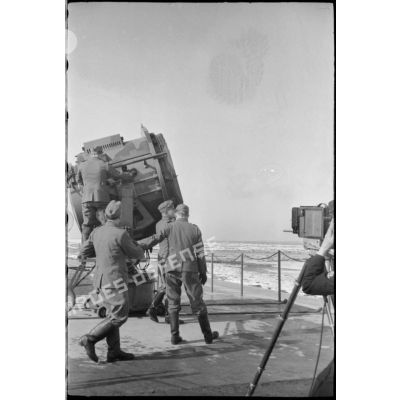 Les artilleurs de la marine allemande aux commandes d'un projecteur.