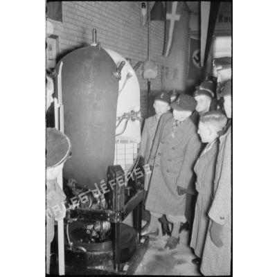 Des civils visitent une exposition de mines sous-marines.