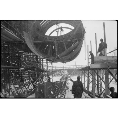 Dans le chantier naval de Brème, l'assemblage d'un sous-marin allemand (U-Boot).