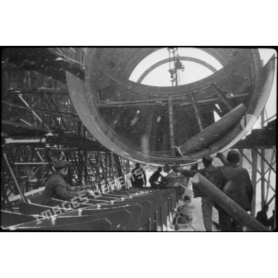 Dans le chantier naval de Brème, l'assemblage d'un sous-marin allemand (U-Boot).
