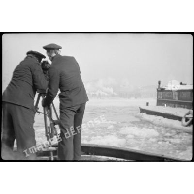 Des reporters de la Kriegsmarine filment le port de Brème.