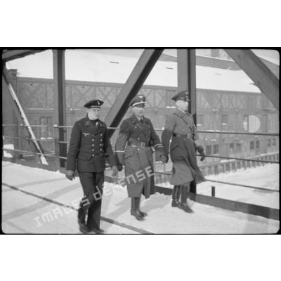 Deux membres du Werkschutz accompagnés d'un reporter de la Kriegsmarine.