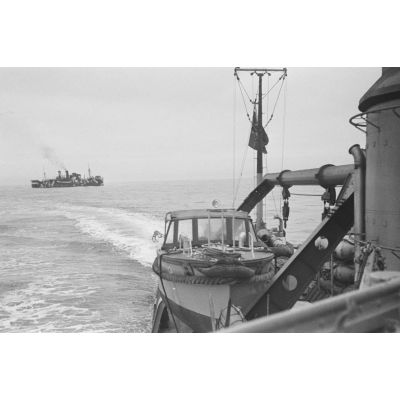 Lors d'une patrouille en mer à bord d'un dragueur de mines, un briseur de blocus (Sperrbrecher) orné d'un camouflage peint sur sa coque.
