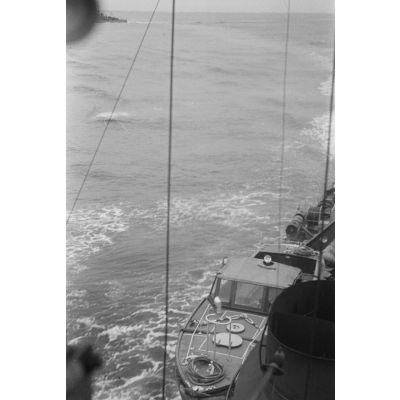 Lors d'une patrouille en mer, une vedette à bord d'un dragueur de mines (Minensuchboot).