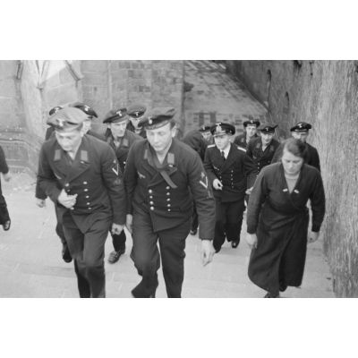 Ascension de marins allemands de la Kriegsmarine vers l'abbaye du Mont-Saint-Michel.