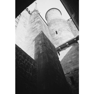 La visite du Mont-Saint-Michel : la tour de l'horloge et la flèche de l'abbaye.