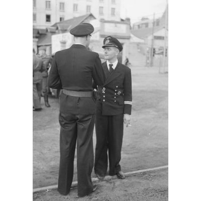 Des officiers de la marine allemande fument peu avant la visite du Mont-Saint-Michel.