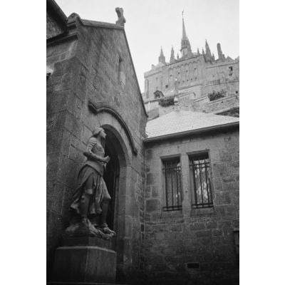 Au Mont-Saint-Michel, la statue de Jeanne d'Arc installée près de la porte d'entrée de la petite église paroissiale dédiée à Saint-Pierre.