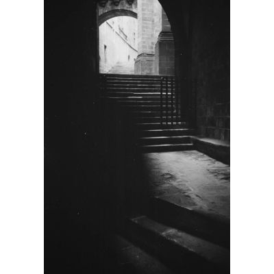 Lors de la visite du Mont-Saint-Michel, l'escalier abbatial.