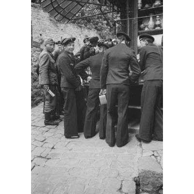 Lors de la visite du Mont Saint-Michel, des marins allemands achètent des souvenirs.
