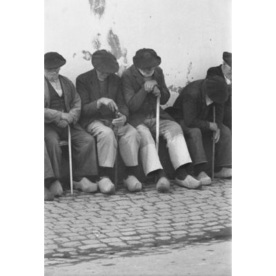 A Douarnenez, des hommes âgés attendent le retour de la pêche.