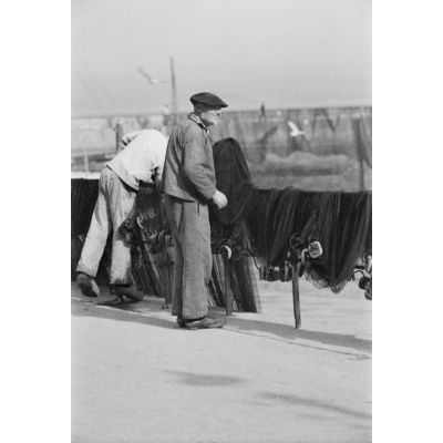 Dans le port de Douarnenez, les pêcheurs font sécher les filets.