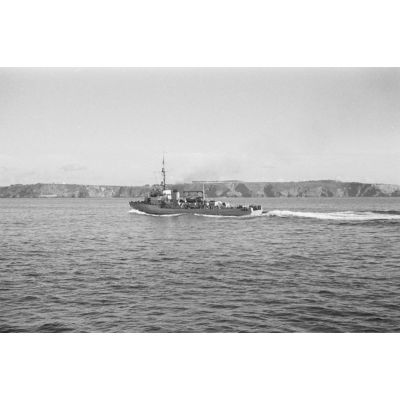 Un dragueur de mines Minensuchboot 1935 de la marine allemande (Kriegsmarine).