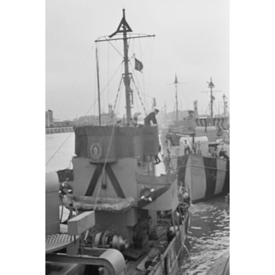 Dragueurs de mines (Sperrbrecher) modifiés en lance-flammes ou navire contre-incendie, sur la cabine du navire on reconnaît l'insigne des Sperrbrecherflottillen.