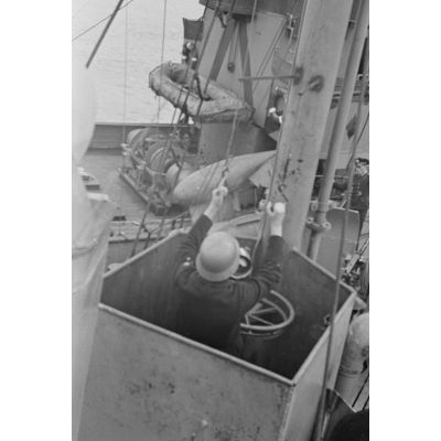 A bord d'un dragueur de mines allemand (Sperrbrecher), les modifications apportées pour transformer le navire, ici le compartiment réservé au marin pour actionner le lance-flammes ou la lance d'incendie.