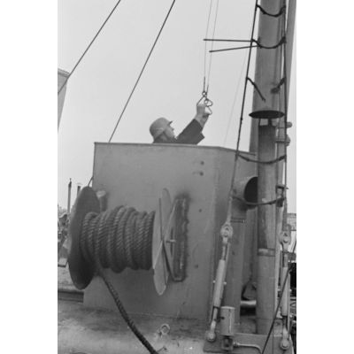 A bord d'un dragueur de mines allemand (Sperrbrecher), les modifications apportées pour transformer le navire, ici le compartiment réservé au marin pour actionner le lance-flammes ou la lance d'incendie.