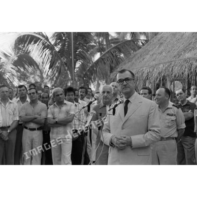 Allocution de M. Yvon Bourges, ministre de la Défense, à son arrivée sur l'atoll de Moruroa.[Description en cours]