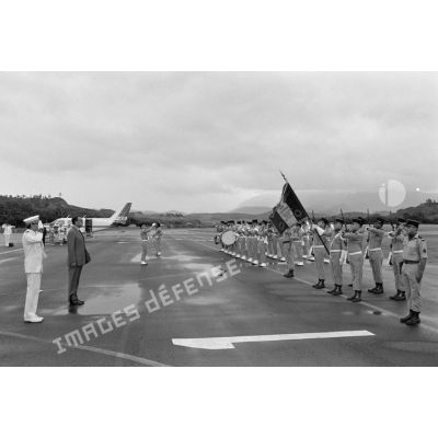 Honneurs militaires à l'arrivée de M. Yvon Bourges, ministre de la Défense, à l'aéroport de La Tontouta à Nouméa en Nouvelle-Calédonie.[Description en cours]