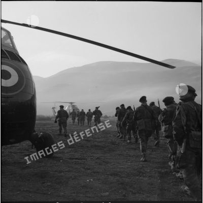 Embarquement d'un commando parachutiste à bord d'hélicoptères de transport dans le secteur de Tablat.