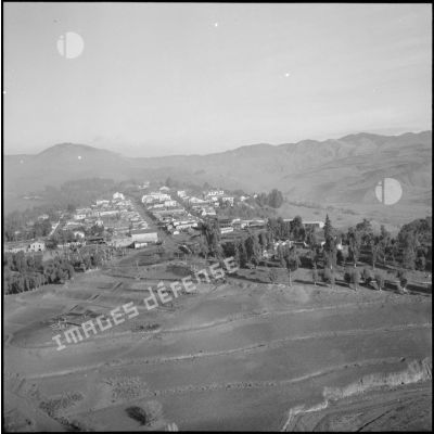 Vue aérienne de la commune mixte de Tablat en Kabylie.