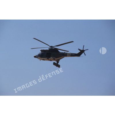 Un hélicoptère de transport Puma Orchidée (observatoire radar cohérent héliporté d'investigation des éléments ennemis) en vol.