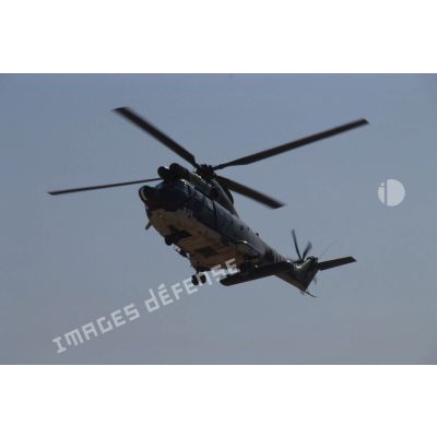 Un hélicoptère de transport Puma Orchidée (observatoire radar cohérent héliporté d'investigation des éléments ennemis) en vol.