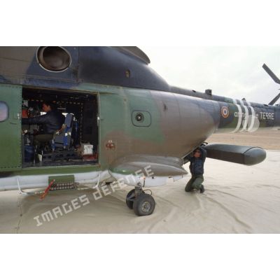 Préparation avant vol d'un hélicoptère de transport Puma Orchidée (observatoire radar cohérent héliporté d'investigation des éléments ennemis) au sol, radar replié.