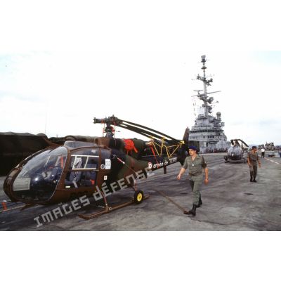 Hélicoptères Gazelle de l'ALAT (aviation légère de l'armée de terre) pales repliées sur le pont d'envol du PA (porte-avions) Clemenceau.