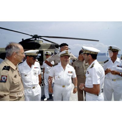 Le général d'armée Maurice Schmitt, CEMA (chef d'état-major des Armées), accompagné de l'amiral Bernard Louzeau, CEMM (chef d'état-major de la Marine), inspecte le PA (porte-avions) Clemenceau avant l'appareillage.