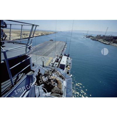 Le PA (porte-avions) Clemenceau passe le canal de Suez.