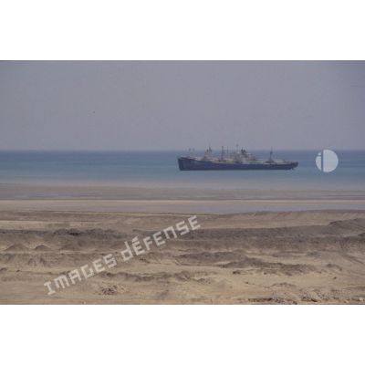 Un bateau échoué à la sortie du canal de Suez.