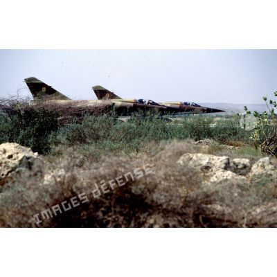 Avions de combat Mirage F1 d'alerte au parking de la BA (base aérienne) 188 de Djibouti.