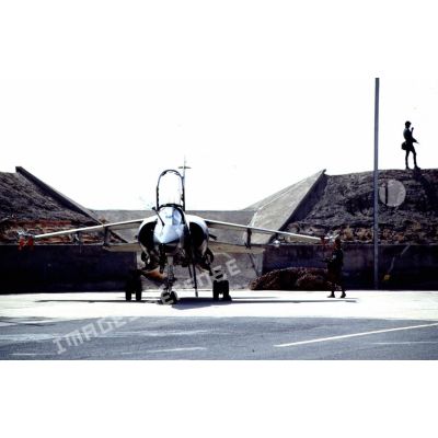 Avion de combat Mirage F1 d'alerte au parking de la BA (base aérienne) 188 de Djibouti.