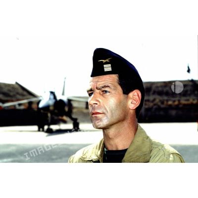 Portrait du lieutenant-colonel Robert, pilote de chasse de l'EC (escadron de chasse) 4/30 Vexin Mousquetaires, devant un avion de combat Mirage F1 de la BA (base aérienne) 188 de Djibouti.