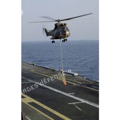 Exercice de transport sous élingue par un hélicoptère de transport Puma au-dessus du PA (porte-avions) Clemenceau.