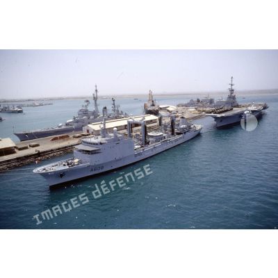 Le BCR (bâtiment de commandement et de ravitaillement) Var à quai au port de Djibouti. Proue et portiques.